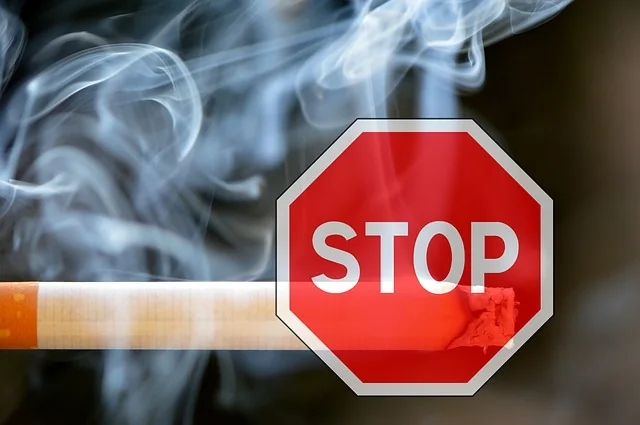 Cigarette devant un panneau stop